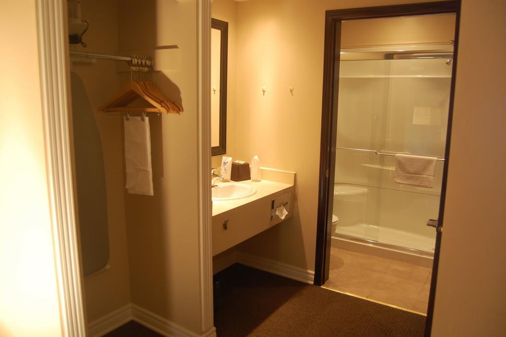 Barons Motor Inn Carleton Place Room photo