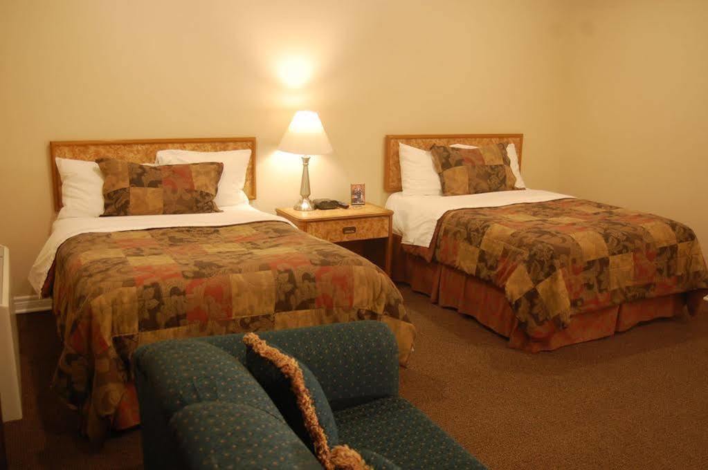 Barons Motor Inn Carleton Place Exterior photo